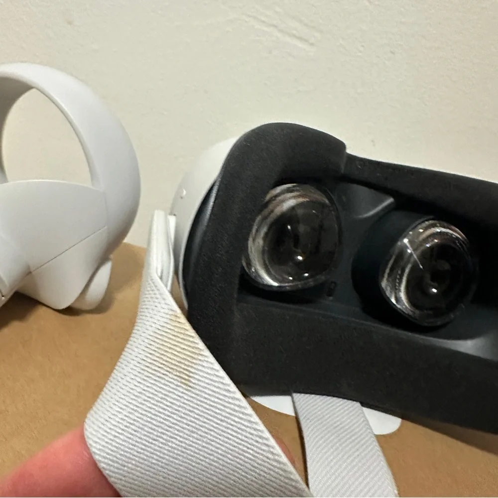 Meta Quest 2 128GB VR Headset White, Excellent Condition No charger Included